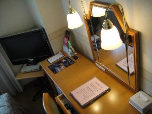 大きめの机。PCも楽に置けます。引き出しにはＬＡＮケーブル有り。光回線です。