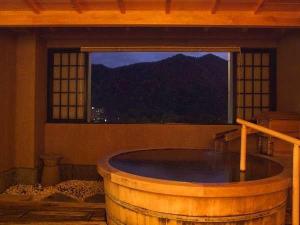 貸切露天風呂「観山乃湯」（バリアフリー対応）。車椅子で洗い場まで入ることができます。