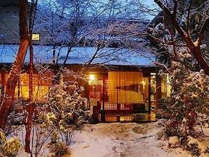 雪景色の黒川荘玄関