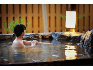 平日限定の貸切露天風呂。気になる方は入浴着もあります
