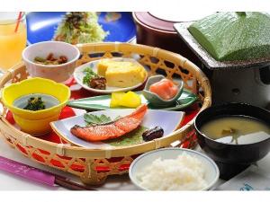 朝食も全て手作り。バイキング・ビュッフェではないので人気です