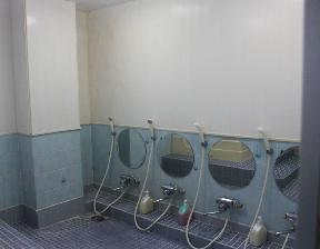 4階に中浴場がございます。（4～5名様利用できます。）