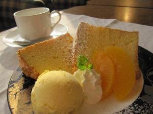 1階には、喫茶コーナーがございます。（営業時間は、7：00から20：00です。）