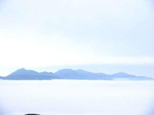 雲海と十勝岳連峰。まるで天空に浮かぶ島。ここでしか見れない風景