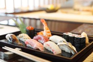 日本の伝統芸術とも言われる寿司。美味しい寿司の条件は、ネタの良さだけではありません。職人が厳選したコシヒカリと特別に調合した米酢は上品で香り豊かな寿司飯を作ります。