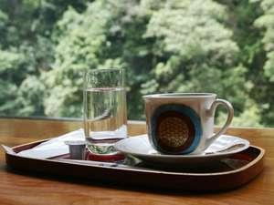 ラウンジ欅で飲める”天然水コーヒー”。ひぜんや裏の大杉の根元から湧く天然水を使用！