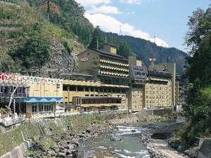 自然の中に佇む大型旅館。眼前には杖立川が流れる