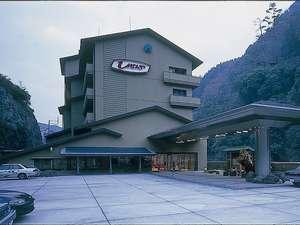 駐車場から連なる玄関は、建物の５階。大分と熊本にまたがる旅館は９階建て