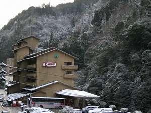 年に数回、杖立の街は雪に包まれる。雪化粧した自然が何とも風流