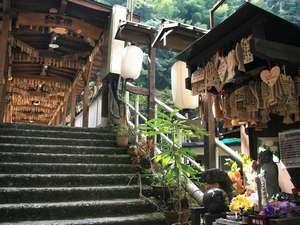 「ひぜんや別館・大自然」の前に架かる紅葉橋。願い事を書いた絵馬でいっぱい！