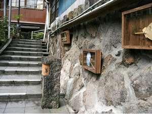杖立温泉に残る入り組んだ路地。地元では「背戸屋」と呼ぶ路地は、古き良き昭和を思わせる