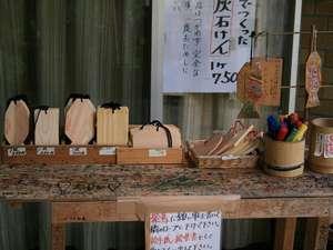 杖立温泉を走る路地・背戸屋に架かる「紅葉橋」。そこには竹で出来た絵馬を吊るせる