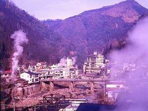 湯煙棚引くセピア色の街並。杖立温泉は、どこか懐かしい雰囲気が残る