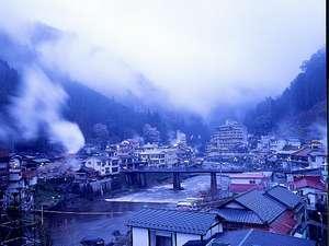 湯煙舞う杖立の街並み。温泉情緒あふれる景観が広がる