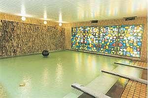 【ひぜんや熊本館肥後の湯】ステンドグラスからの光が美しい内湯