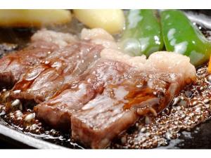 青森県産霜降り牛のステーキ、旨さと柔らかさが違います。オリジナルソースで。