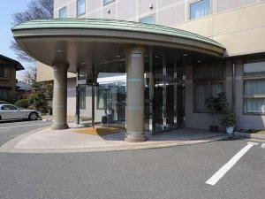 エントランス外観、ホテル前に平面駐車場がございます。