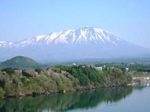 春の岩手山と御所湖