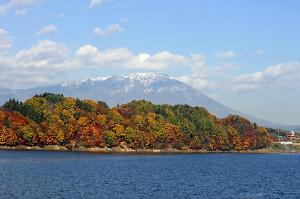 秋の岩手山と御所湖