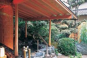 付属の露天風呂は風情たっぷりの岩風呂