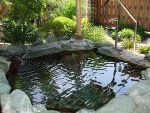 特別室【寿の間】の露天岩風呂です