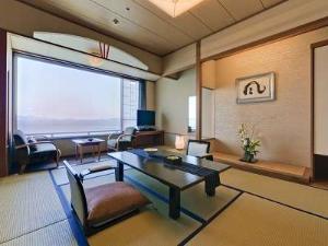 和室10畳タイプ（もしくは12.5畳）は全室瀬戸内オーシャンフロント！天候次第で美しい朝日も！