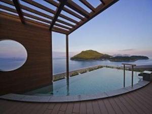 2012年にオープンした屋上展望露天風呂「星の湯」「波の湯」。瀬戸内の多島美をご堪能あれ！