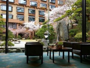 ロビーより桜がご覧いただけます