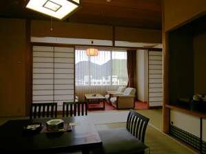 【本館和室8+6畳】広々としたつくりの伝統的な日本旅館スタイルです