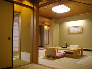 【四季亭 次の間付客室】お部屋のお風呂は檜風呂です