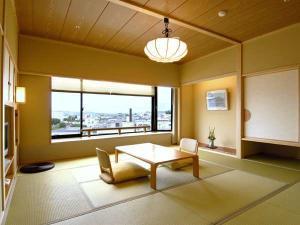 『別館５Ｆ客室一例』開放感のある全面ガラス出窓を装備。