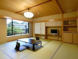 『別館３Ｆ客室一例』。出窓にはベンチを備えリラックススペース機能が充実