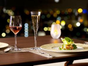 ■夜景を眺めながらのお食事をお楽しみください（シズリング）