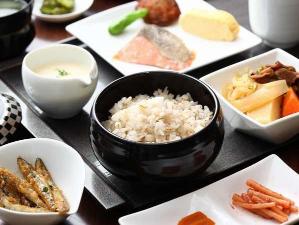 【朝食《麦とろ》】（イメージ）　スタミナ満点の麦とろは、人気ＮＯ.１メニューです！