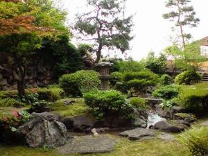 温泉の流れる日本庭園