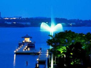 ★夕刻の柴山潟★お部屋からの眺望一例。左に浮御堂、右に湖上の噴水をご覧になれます。