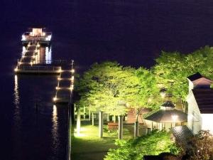 周辺景観：夜の湯の元公園＆浮御堂
