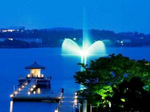 夕刻の柴山潟／浮御堂／湖上の噴水。お部屋からの眺望一例です。