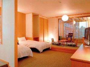 【露天風呂付和洋室(ツインタイプ)】優しい照明のなかで、のんびりお寛ぎいただけるお部屋です。