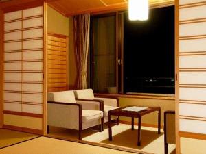 【湖を一望☆スタンダード和室】昼〜夜〜朝と湖の表情が変わります。くつろぎスペースでのんびり♪