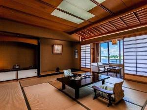 【湖を一望☆スタンダード和室】昼〜夜〜朝と湖の表情が変わります☆広めのスタンダード和室です。