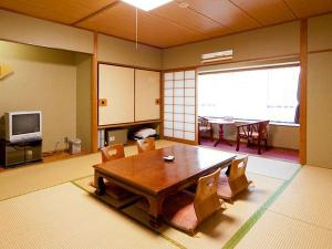 【一番館和田屋】通常和室。本間仕様で広縁付と、その広さが魅力です。全室に洗浄機付トイレを完備しています。