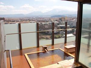 【1番館和田屋】雲上寝釈迦の湯。リニューアルで、大浴場に露天風呂がオープン！内牧地区で1番高い場所にある露天風呂です。壮大な阿蘇の自然を存分に♪