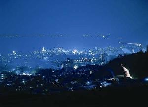 部屋から眺める夜景は、あなたを魅了します・・・