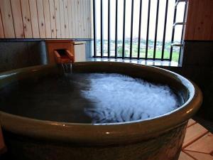 【一番館和田屋】展望風呂付き特別室。当館で唯一、かけ流し温泉付きの客室となります。信楽焼きの湯船から、阿蘇の景色もお楽しみいただけます。6階特別フロア客室となります。