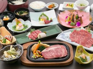 【1番館和田屋】あか牛会席の一例。熊本名物『馬刺し』、阿蘇あか牛のステーキ×しゃぶしゃぶ付。お肉の量は、お1人様300ｇとたっぷり。たくさん食べたい！という食欲満点の方におススメです。