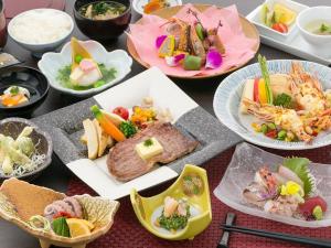 【1番館和田屋】うし・えび会席の一例。毎年、天草の伊勢海老漁が解禁される9月からの期間限定で販売しています。天草産の伊勢海老と、阿蘇あか牛のお肉料理をお召し上がりいただけます。