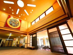 【2番館長崎屋】ロビーラウンジ。2013年3月にリニューアルしたロビー。明るく開放的な空間が広がります。