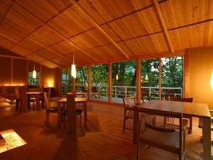 「森乃湯」の茶屋(お休み処)。落ち着いた照明とヒーリング音楽で、湯上りにリラックスできます。