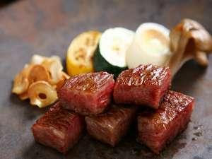 鉄板焼コースのメインの牛肉はA5マーキング。シェフのパフォーマンスもお楽しみください。